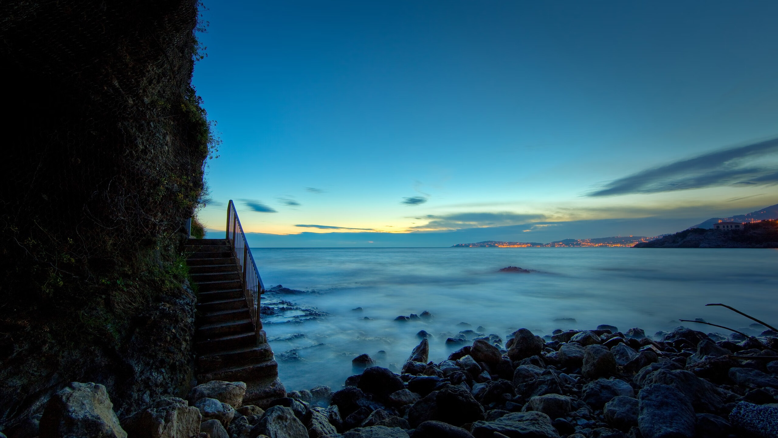 青年极限攀爬赛,登顶山峰的勇气考验,极限攀爬第一人坠亡